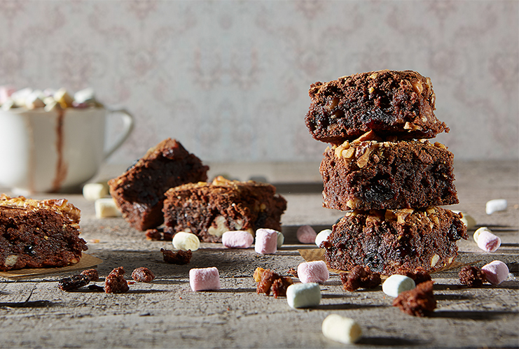 Брауни с орехи и червени боровинки