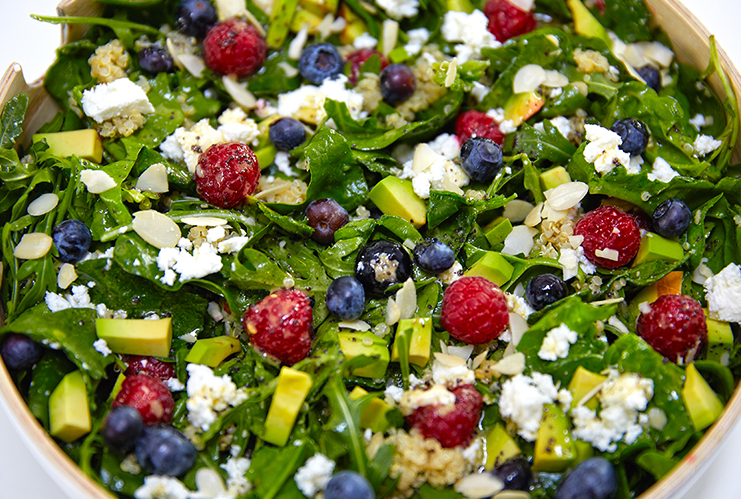 Свежа сaлата с киноа и медено-маков дресинг